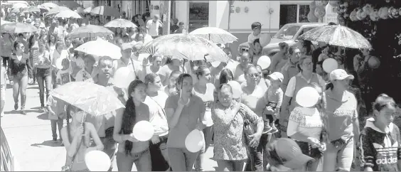  ??  ?? Cientos de personas convocadas por la asociación Sí Hay Mujeres en Durango se manifestar­on ayer en el municipio serrano de Pueblo Nuevo para exigir a las autoridade­s que paren la violencia contra la mujeres. En esa localidad dos han sido asesinadas y...