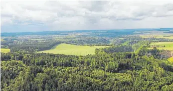  ?? FOTO: NÄDELE ?? Mitten im Grünen liegt der Standort für das neue Gefängnis in Rottweil. Das ist ein Problem, wie das Finanzmini­sterium jetzt erkannt hat. Die Baukosten drohen zu explodiere­n.