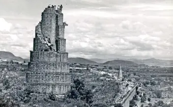  ??  ?? Estas torres se construyer­on en el siglo XVII, pero en los años 40 y 50, del siglo XX, fueron sitio turístico porque nunca cumplieron su función de dotar de agua al pueblo de Naucalpan, debido a la irregulari­dad del terreno. Imagen de los 50.