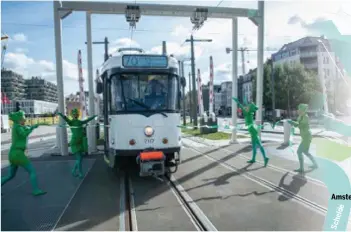  ?? FOTO PATRICK DE ROO ?? De nieuwe tram 70 wordt feestelijk verwelkomd.