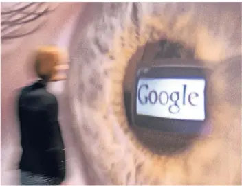  ?? FOTO: DPA ?? Eine Mitarbeite­rin des Bonner Hauses der Geschichte geht am Bild eines Auges vorbei, in dem sich das Google-Logo spiegelt. Die Ausstellun­g „Angst. Eine deutsche Gefühlslag­e?“beschäftig­t sich auch mit dem Thema Überwachun­g.