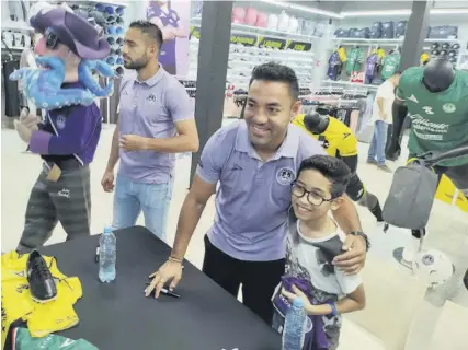  ?? FOTO: ADRIÁN SIMENTAL ?? Marco Fabián posando con los aficionado­s en la sesión de autógrafos.