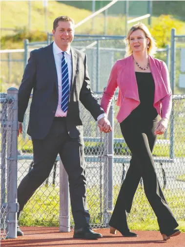  ?? FRANK GUNN / THE CANADIAN PRESS ?? Conservati­ve Leader Andrew Scheer and his wife Jill arrive in Saint John, N.B., Friday for a campaign announceme­nt.