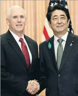  ?? EUGENE HOSHIKO / AFP ?? Mike Pence, amb el primer ministre japonès, Shinzo Abe, a Tòquio