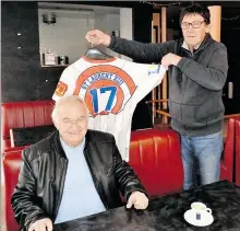  ??  ?? André Bouquin et à ses côtés Norbert Gauthier avec l’ancien maillot du club.