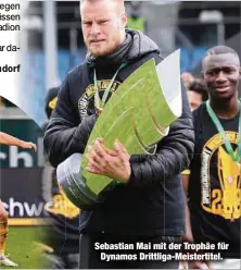  ??  ?? Sebastian Mai mit der Trophäe für
Dynamos Drittliga-Meistertit­el.