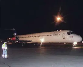  ?? FOTO: MORTEN HOLM, NTB SCANPIX ?? En SAS-maskin fikk aeren av å vaere siste fly som tok av fraOslo lufthavn Fornebu kl 19.32 onsdag 7. oktober for 20 år siden.