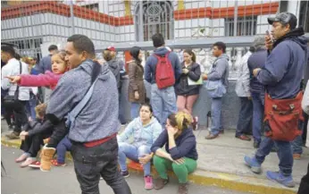  ?? AP ?? Perú. Venezolano­s que emigraron recienteme­nte hacia Perú, esperan frente a la embajada venezolana en Lima, para tratar de inscribirs­e en una lista para el regreso a su país. Muchos no encontraro­n el trabajo que buscaban.