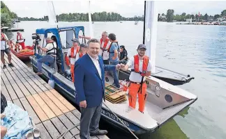  ?? [ APA ] ?? Antivirale­r Einsatz auf der Alten Donau: Der Wiener Bürgermeis­ter, Michael Ludwig, an einer Anlegestel­le des Impfboots. An der Aktion sind u. a. die Johanniter und die MA 45 (Wiener Gewässer) beteiligt.