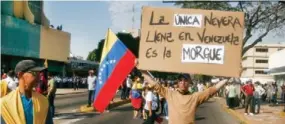  ?? FUENTE EXTERNA ?? Un hombre porta un cartel en la protesta contra el gobierno de Venezuela.