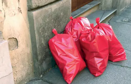  ?? ?? Via dei Pepi I sacchetti rossi contenenti i rifiuti di un positivo sul marciapied­e