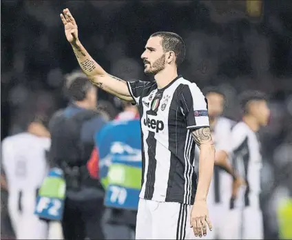  ?? FOTO: GETTY IMAGES ?? Bonucci saluda a la afición juventina tras perder la final de la Champions ante el Real Madrid el pasado 3 de junio en Cardiff