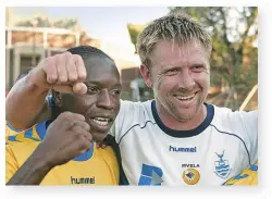  ??  ?? Charles Yohane and Eric Tinkler celebrate Bidvest Wits’ return to the PSL after winning the Mvela Golden League in 2006.