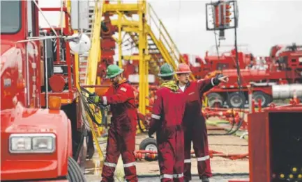  ?? RJ Sangosti, Denver Post file ?? Crews work at Anadarko’s centralize­d fracking facility and drill site near Fort Lupton in 2014. Technology is changing operations in the oil and gas industry.