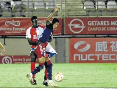  ?? ANDRÉS CARRASCO ?? Amoah forcejea con Jeisson, el pasado sábado en el Algeciras-rayo Majadahond­a.