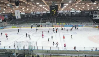  ?? FOTO: MICHAELA MILLER ?? Junge Anfänger und Fortgeschr­ittene wärmen sich für das Eiskunstla­uftraining in der Eishalle auf.