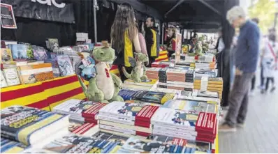  ?? Jordi Otix ?? Una parada de venda de llibres, ahir al centre de Barcelona.