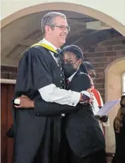  ?? ?? WARM WELCOME: New Kingswood head Leon Grové is hugged by a pupil after his induction on Sunday