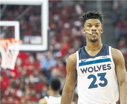  ?? TIM WARNER GETTY IMAGES ?? Jimmy Butler needed just one practice to show Karl-Anthony Towns and Andrew Wiggins who plays the hardest on the Wolves.