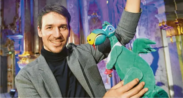  ??  ?? Bei einem Besuch in Augsburg plauderte Felix Neureuther aus seinem Leben, zu dem seit kurzem auch Sohn Leo gehört. Als Geschenk für das Kinderzimm­er gab es eine Urmel-Marionette der Augsburger Puppenkist­e.