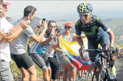  ?? JAVIER LIZON / EFE ?? El colombià Nairo Quintana, en ple atac, deixa enrere Chris Froome, al fons