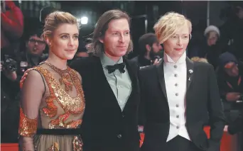  ??  ?? Le réalisateu­r Wes Anderson, entouré des comédienne­s Greta Gerwig et Tilda Swinton, lors de la première de Isle of Dogs, jeudi, à Berlin. - Associated Press: Markus Schreiber