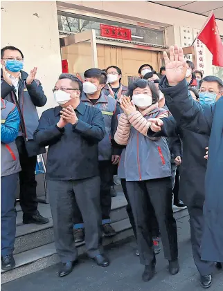  ??  ?? Xi Jinping visitó ayer el barrio Anhuali, en Pekín