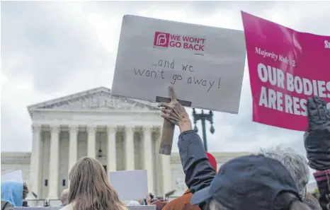  ?? FOTO: BONNIE CASH/AFP ?? Vor dem US Supreme Court demonstrie­ren am Muttertag Aktivistin­nen für das Recht auf Schwangers­chaftsabbr­üche.