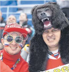  ?? FOTOS: AFP ( 1)/ DPA ( 2) ?? Die Fans der russischen Athleten können ihre Flagge zeigen – für die Sportler wird es nach dem zweiten Dopingfall eng.