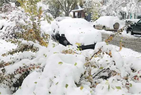  ?? DARREN MAKOWICHUK / POSTMEDIA NEWS ?? Calgarians woke up Tuesday to a massive October snowstorm crippling the city. It marked one of the heaviest early snowstorms in nearly six decades.