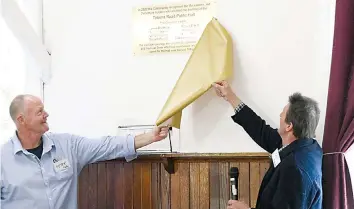  ?? ?? Peter Cadby and Cameron McDonald unveil the plaque that commemorat­es the eight guarantors the hall’s developmen­t 100 years ago.