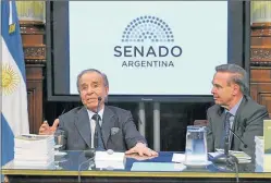  ??  ?? LEALTAD. Menem elogió a Pichetto en la presentaci­ón de su libro.