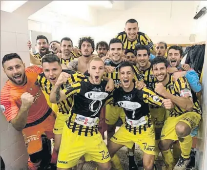  ?? FOTO: BARAKALDO ?? Por todo lo alto Los jugadores gualdinegr­os celebraron en el vestuario la nueva victoria frente al Tudelano