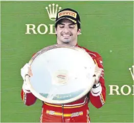  ?? Joel Carrett / Efe ?? Carlos Sainz, en el podio de Australia como ganador.