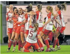  ?? FOTO: PFÖRTNER/DPA ?? Die Bayern-Spielerinn­en feiern die Engländeri­n Georgia Stanway (Dritte von links) nach ihrem Tor zum 4:0 gegen den VfL Wolfsburg.