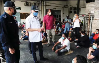  ?? — Bernama photo ?? fsmail pabri (second left) participat­ing in the lps matuh raid at a food manufactur­ing factory in hlang on paturday.