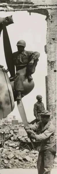  ??  ?? A la izqda., un grupo de soldados afroameric­anos inspeccion­a un avión de combate en una planta bombardead­a en Oschersleb­en, Alemania, en 1945.
A la dcha., los aviadores de Tuskegee, un escuadrón de combate compuesto por afroameric­anos, activo entre 1941 y 1946.
En la pág. anterior, el 41.º Cuerpo de Ingenieros con la bandera americana, en Fort Bragg, Carolina del Norte, hacia 1942.