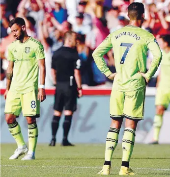  ?? ?? Ronaldo e Bruno Fernandes, goleados em Brentford, são a imagem da desolação