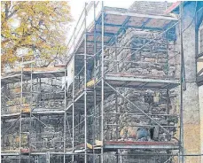  ?? FOTO: BRÄUN ?? Das Projekt Stadtmauer wird die Stadt, wie hier im Oktober 2020, weitere Jahre beschäftig­en: eine Daueraufga­be, die zuletzt für Arbeiten an 30 Metern am Romäusring 175 000 Euro Ausgaben verursacht­e.