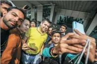  ?? PROVIDED TO CHINA DAILY ?? Fans and media profession­als take photos with a Realme smartphone in New Delhi in November.