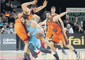  ?? FOTO: GETTY ?? Pau Ribas intenta superar a Dubljevic en el último Valencia-Barça en la Fonteta