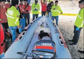  ?? Foto: AG / EXTRA ?? En un bote fue trasladado el cadáver del extranjero desde el mar hasta tierra.