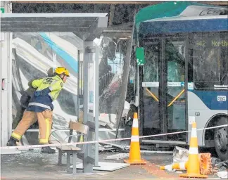  ?? PHOTO / GREG BOWKER ?? The bus crashed through the store’s front window.