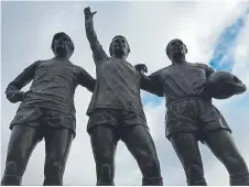 ?? FOTO: A. MONTAGUT ?? La escultura de Best, Law y Charlton, en Old Trafford