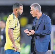  ?? REUTERS ?? Edwin Cardona (i) recibe instruccio­nes del técnico Carlos Queiroz.