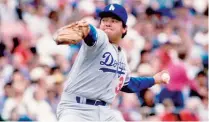  ??  ?? El mexicano, en 1981, hizo posible lo imposible para un pelotero azteca, ser Novato del Año, ganar el Cy Young y la Serie Mundial el mismo año.