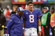  ?? Seth Wenig / Associated Press ?? Giants quarterbac­k Daniel Jones (8) talks with a member of the coaching staff after coming out of the game during the third quarter against the Bears on Sunday.