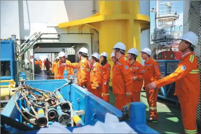  ?? GUO JUNFENG / CHINA DAILY ?? Chinese technician­s check their combustibl­e ice mining equipment during an on-the-spot operation in Shenhu Area in the South China Sea, 320 kilometers southeast of Zhuhai City, Guangdong province.