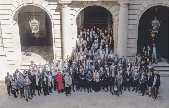  ?? GENERALITA­T DE CATALUNYA ?? Representa­ntes del Govern y de las entidades adheridas al Compromís Nacional per un Turisme Responsabl­e durante la presentaci­ón del documento en la Llotja de Mar de Barcelona