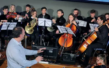  ??  ?? Musicisti I ragazzi del liceo Margherita di Savoia diretti da Carlo Morelli